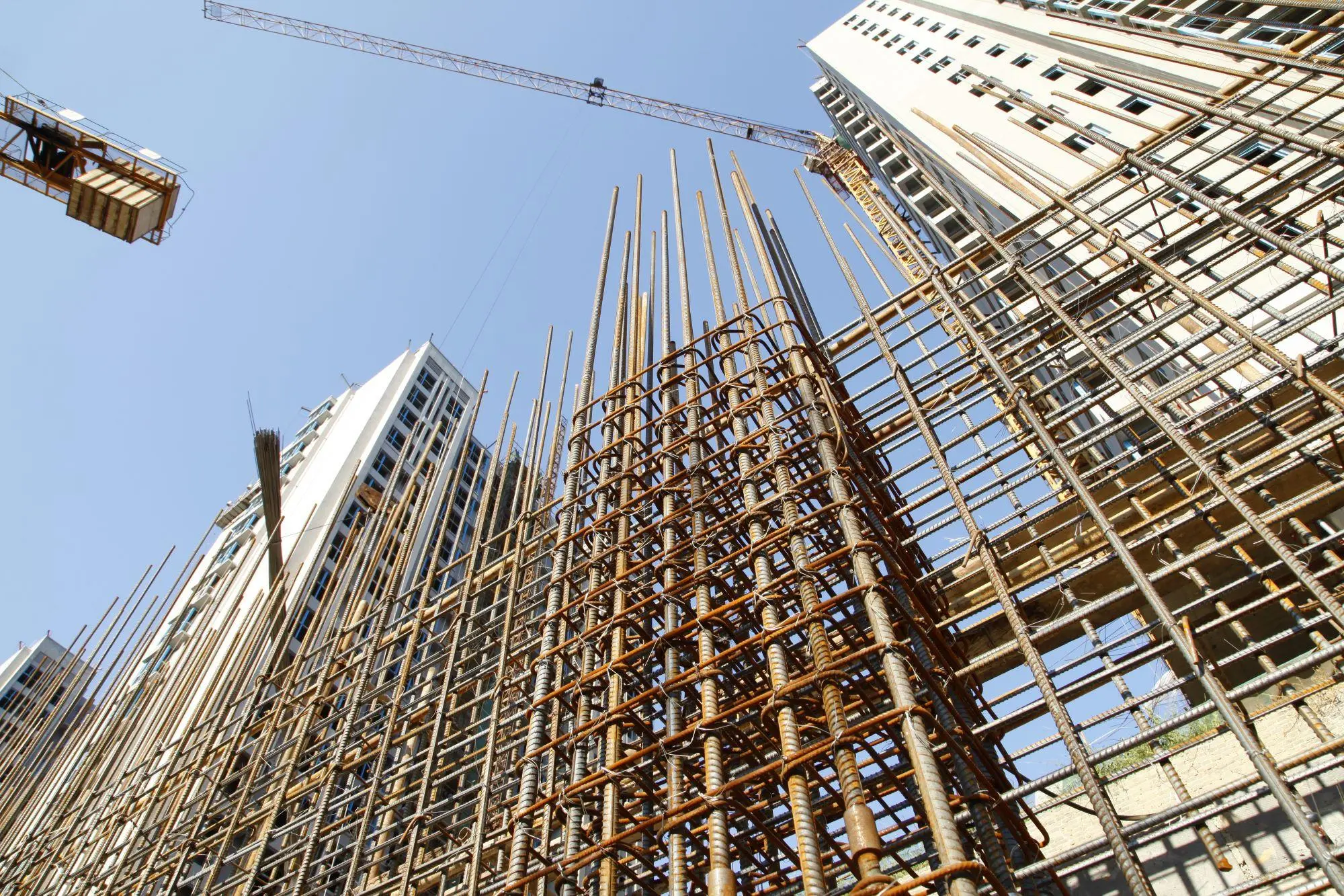 alt="Soluciones en aditivos para concreto y pisos industriales en Guadalajara - Construproyectos"